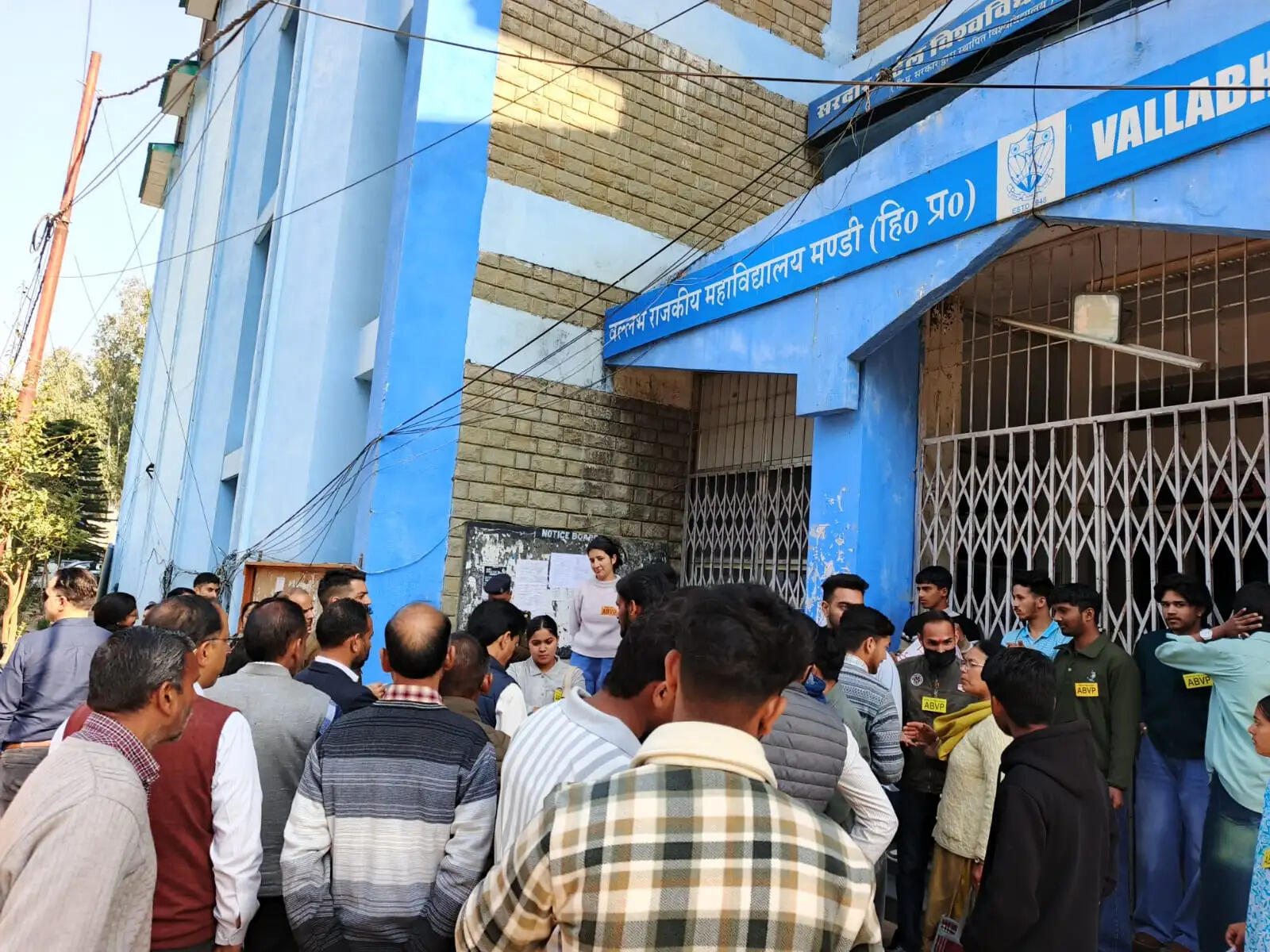 विद्यार्थी परिषद ने की राजकीय महाविद्यालय मंडी में की तालाबंदी