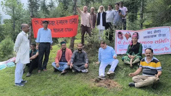 धारकंडा गांव में हेडगेवार स्मारक समिति ने रोपे देवदार और बान के 80 पौधे