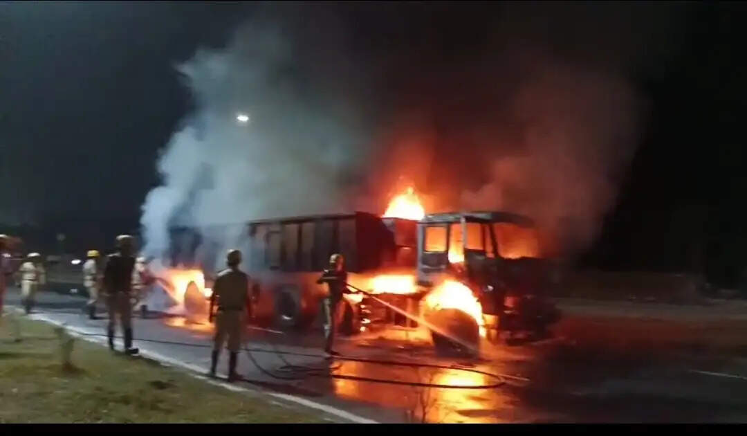 एम्बुलेंस और ट्रेलर की टक्कर से लगी आग, दोनों वाहन जल कर खाक