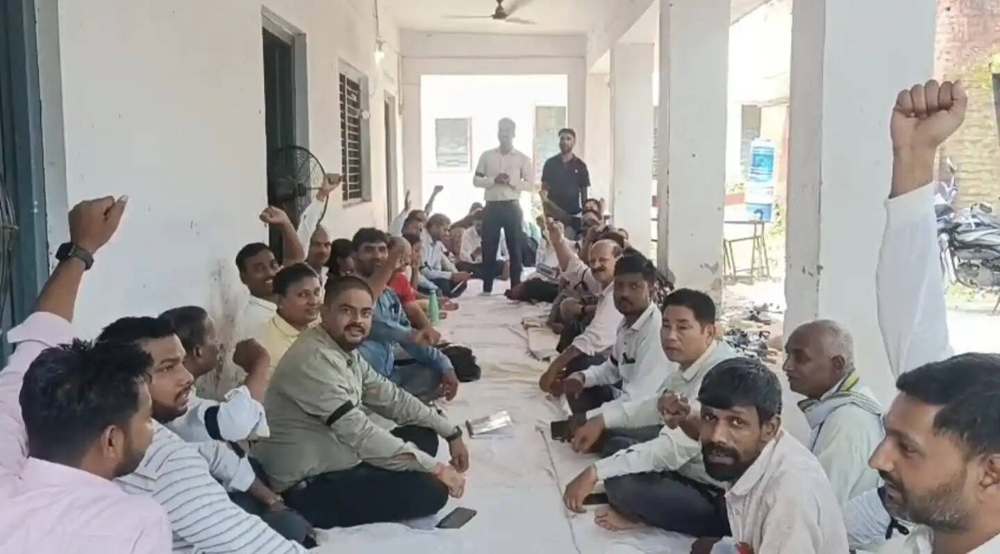 अयोध्या में लेखपाल पर कार्रवाई के विरोध में अमेठी जनपद में लेखपालों का धरना