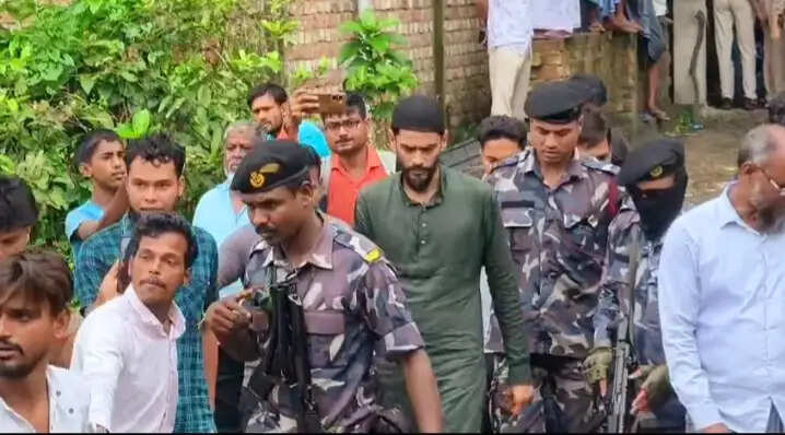 बरूईपुर कांड : पीड़ित परिवार से मिले विधायक नौशाद सिद्दीकी, पुलिस और राज्य सरकार पर साधा निशाना