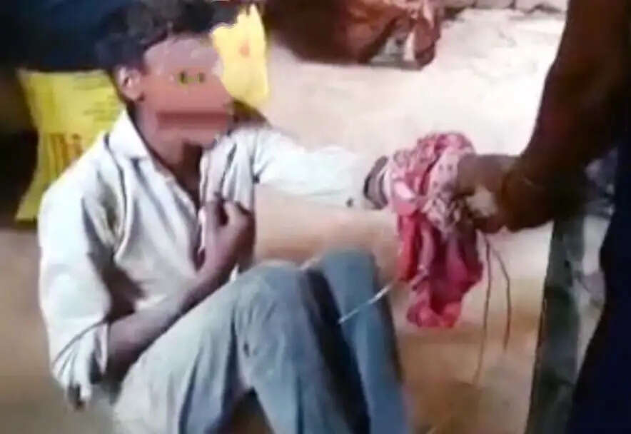 किशोर को हाथ पैर बांधकर बेरहमी से पीटा, वीडियो वायरल, पुलिस जांच में जुटी