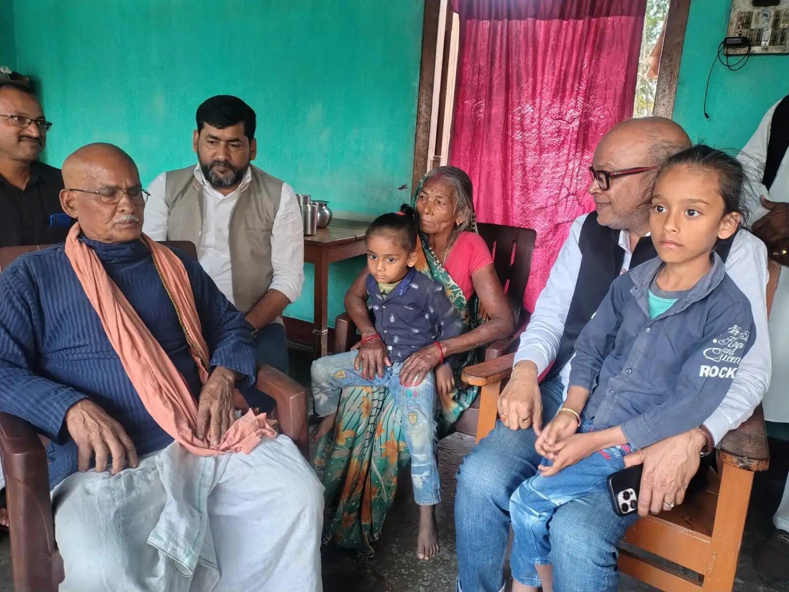 एआई समिट में गिरफ्तार श्रीकृष्ण हरि और कुंदन यादव के परिजनों से मिले प्रदेश कांग्रेस अध्यक्ष राजेश राम