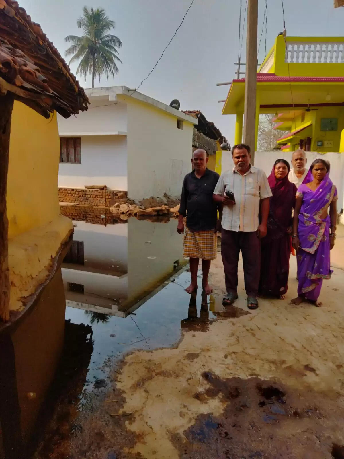 नाली निर्माण अधूरा छोड़ने से वार्ड में जलभराव