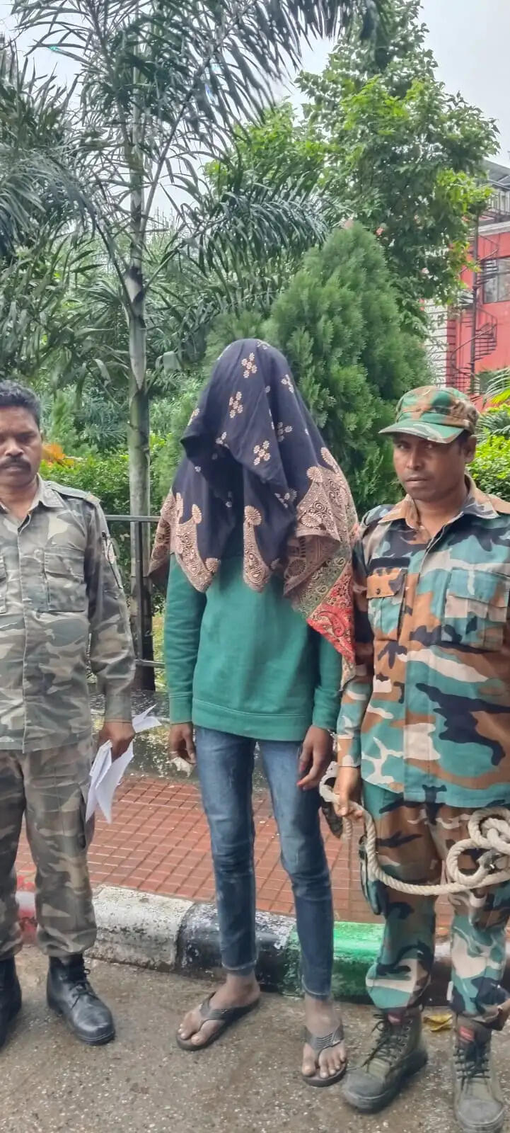 छिनतई का आरोपित चोरी की बाइक के साथ गिरफ्तार