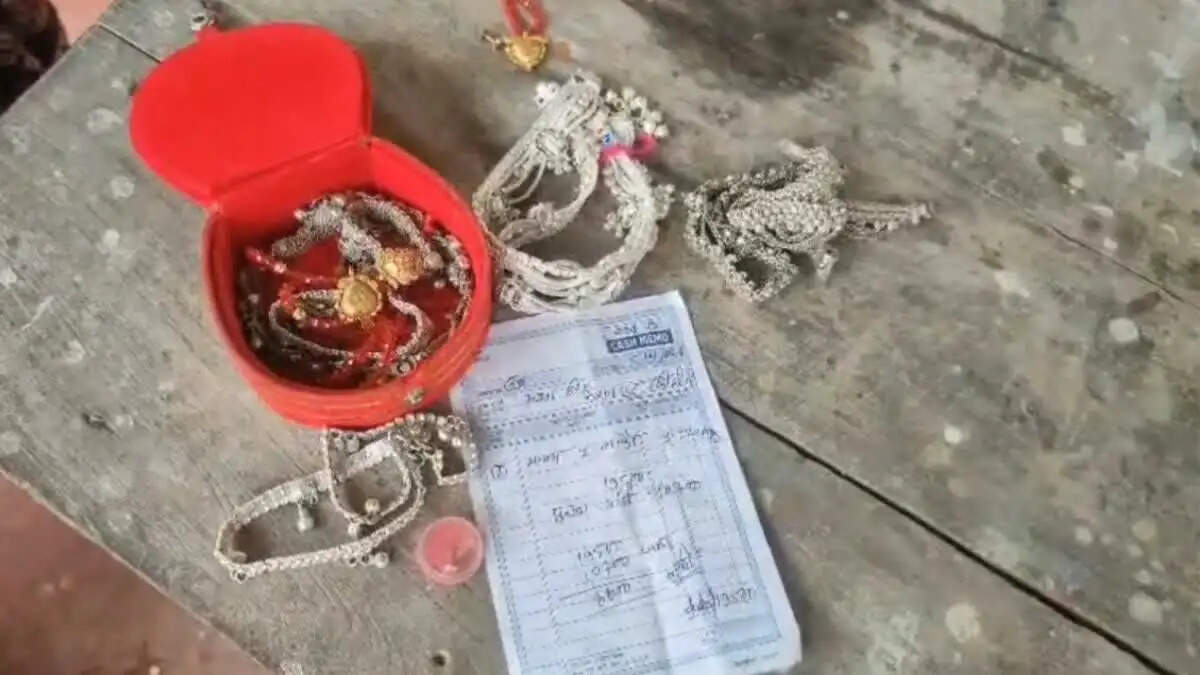 नकली सोना-चांदी के आभूषण देकर महिलाओं से ठगी का आरोप, आधा दर्जन से अधिक पीड़ित पहुंचीं थाने