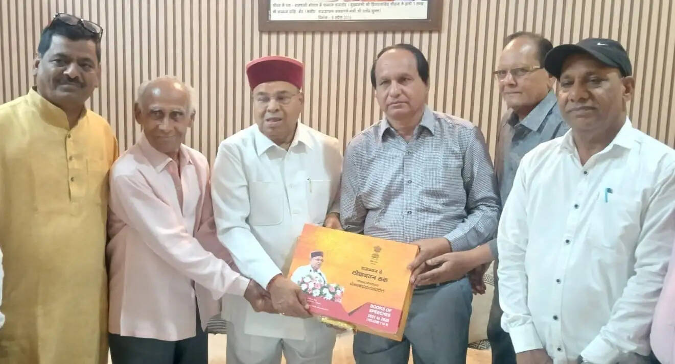 नागदाः कर्नाटक राज्यपाल को भेंट किया युगवार्ता आपातकाल विशेषांक
