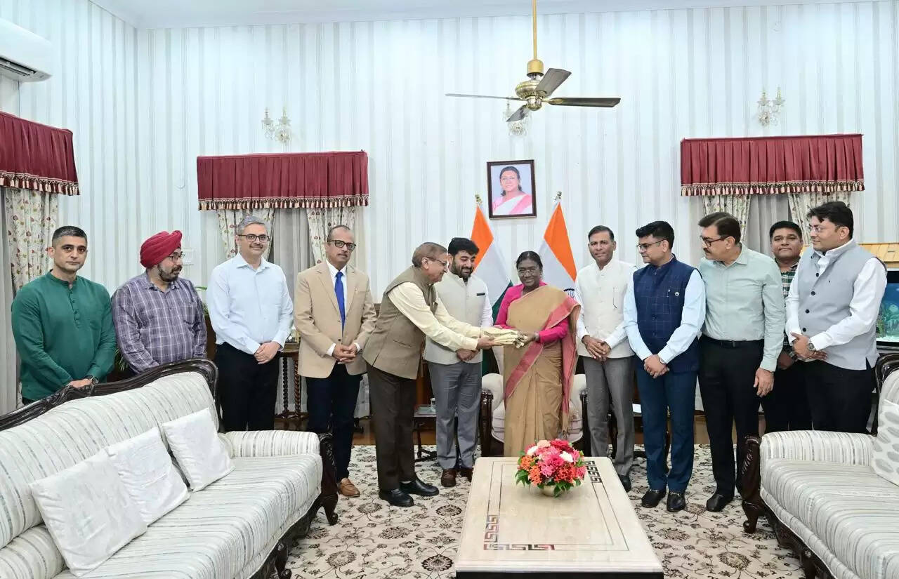 व्यापारी गांवों को गोद लेकर करें मॉडल के रूप में विकसित : राष्ट्रपति