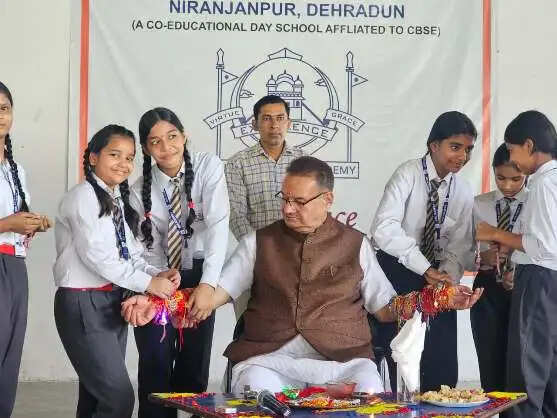रक्षाबंधन कार्यक्रम में पहुंचे मंत्री गणेश जोशी, बच्चियों ने बांधी राखी