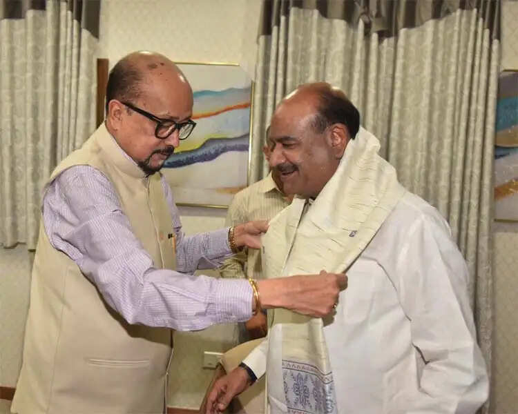 राज्यपाल रमेन डेका ने किया लोकसभा अध्यक्ष बिड़ला का आत्मीय स्वागत