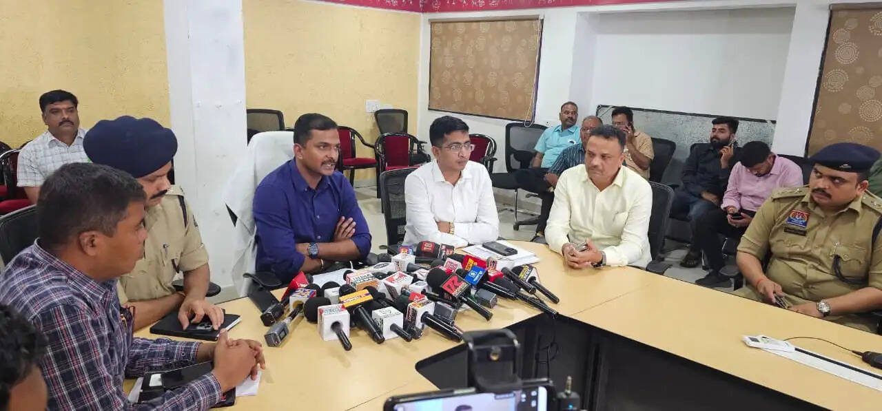 छग : अंतरराष्ट्रीय साइबर ठगी करने वाले अवैध कॉल सेंटर गिरोह का पर्दाफाश, 42 आरोपित गिरफ्तार