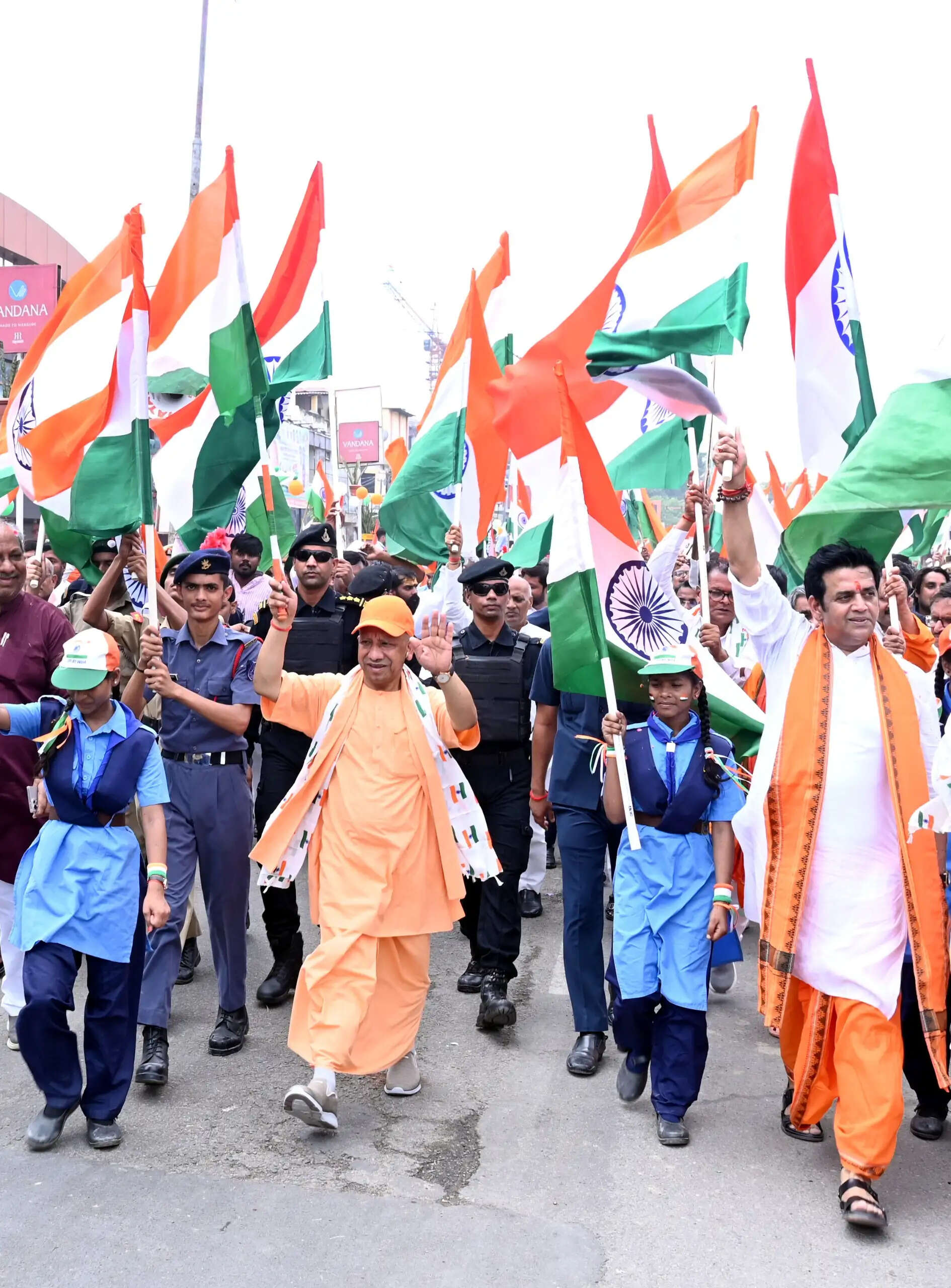गोरखपुर : मुख्यमंत्री याेगी के नेतृत्व में निकाली गई तिरंगा यात्रा का पुष्पवर्षा से किया गया स्वागत , गूंजा राष्ट्र प्रथम का उद्घोष
