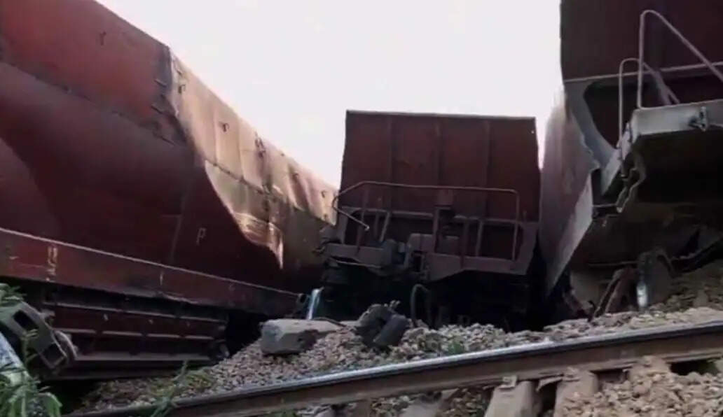 पाकिस्तान में मालगाड़ी के 17 डिब्बे पटरी से उतरे, रेल सेवा में रुकावट