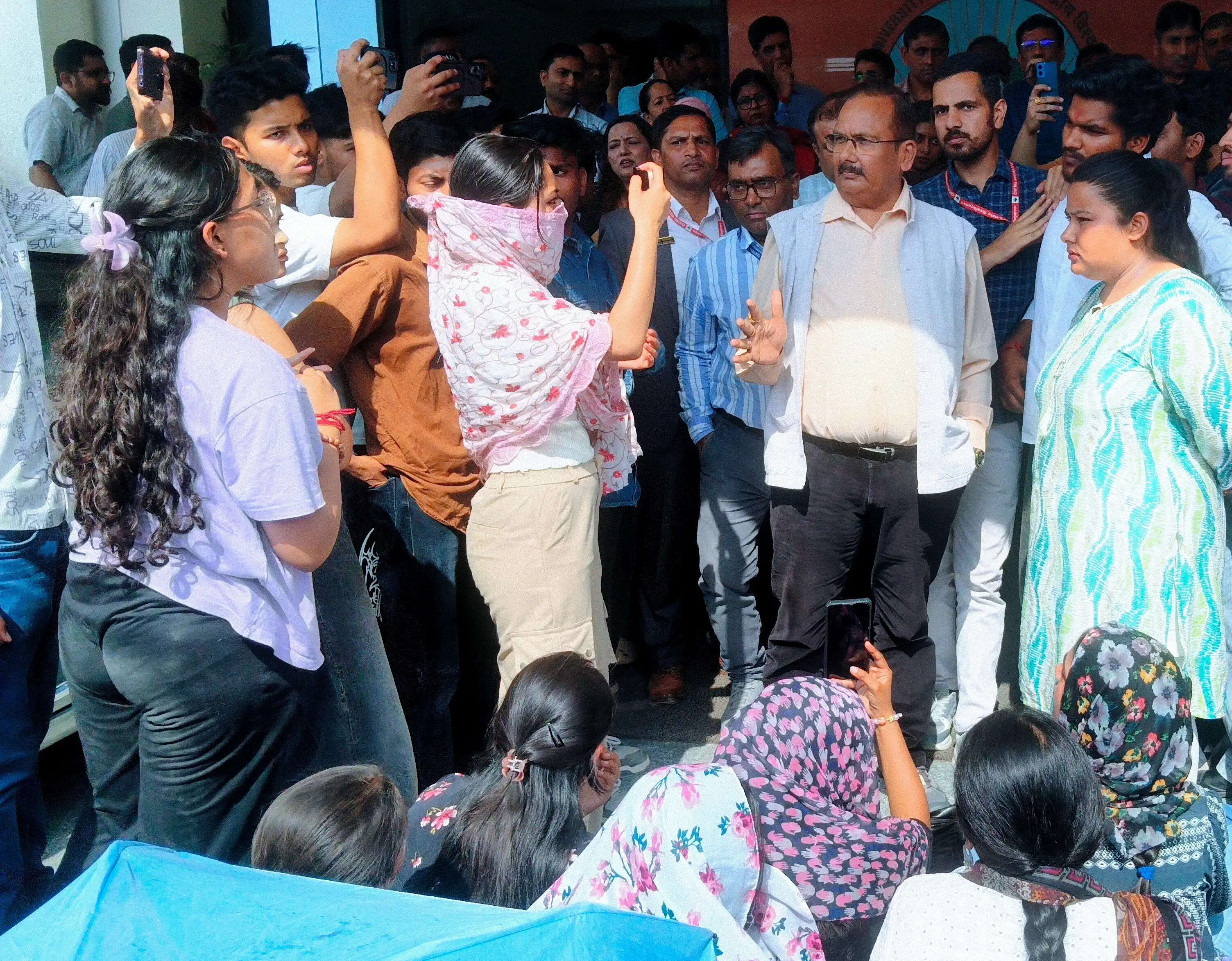 छात्र सुरक्षा को लेकर अभाविप का जोरदार प्रदर्शन, प्रशासनिक ब्लॉक के बाहर किया विरोध