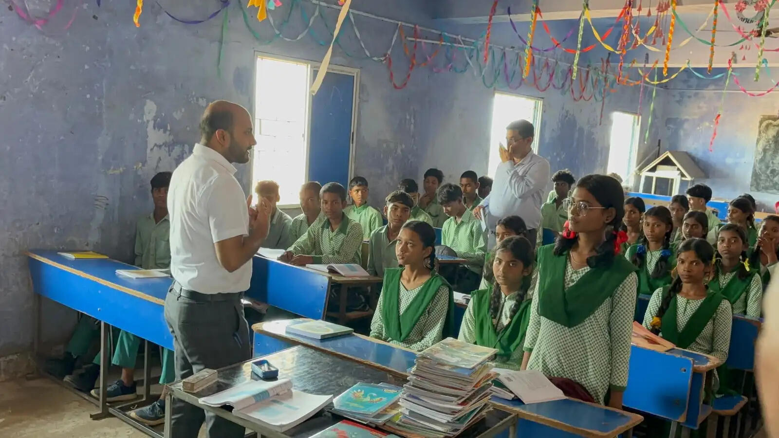 बच्चों के क्लास टीचर बन गए डीसी, बताया सक्सेस मंत्र