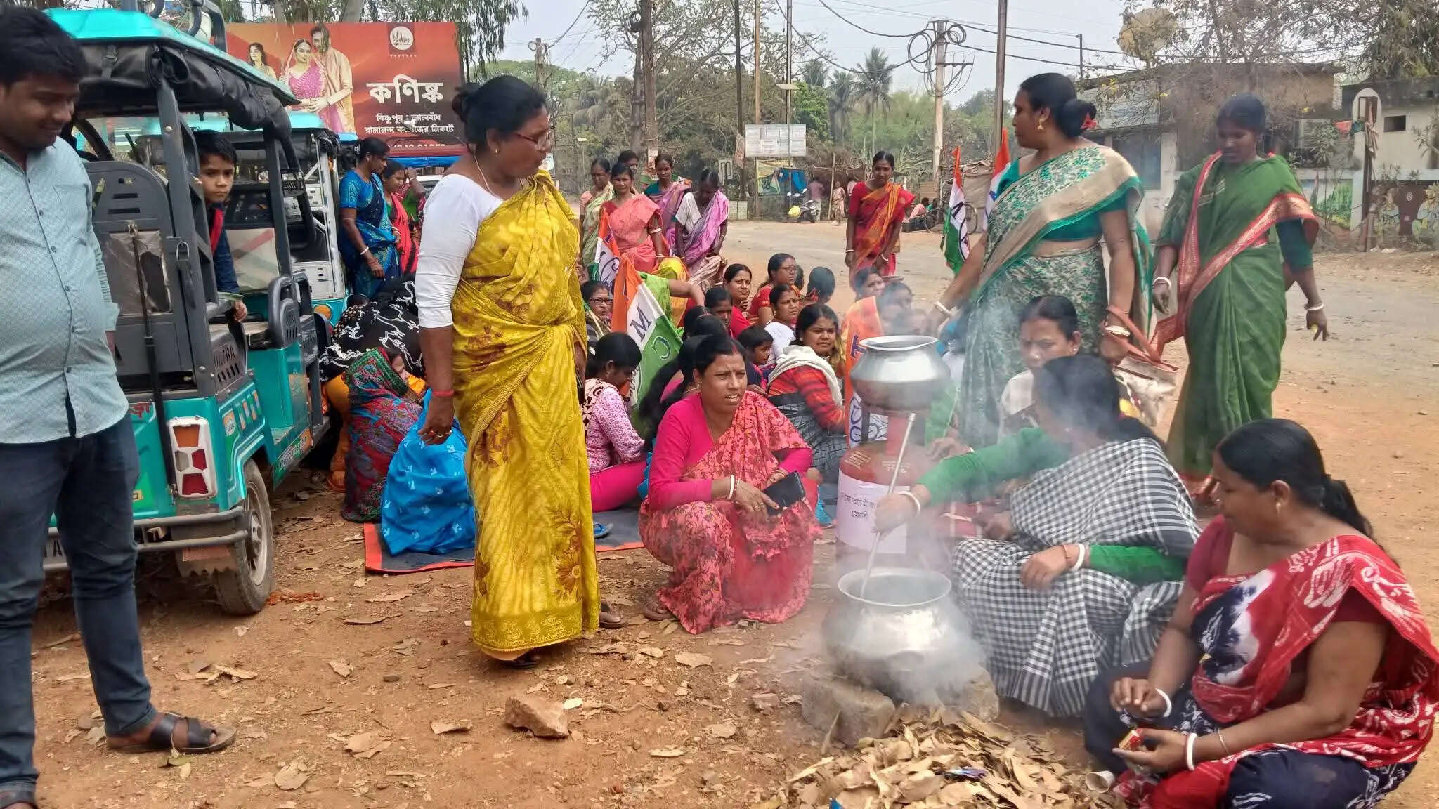 विष्णुपुर में गैस की कीमतों के खिलाफ महिलाओं का अनोखा प्रदर्शन