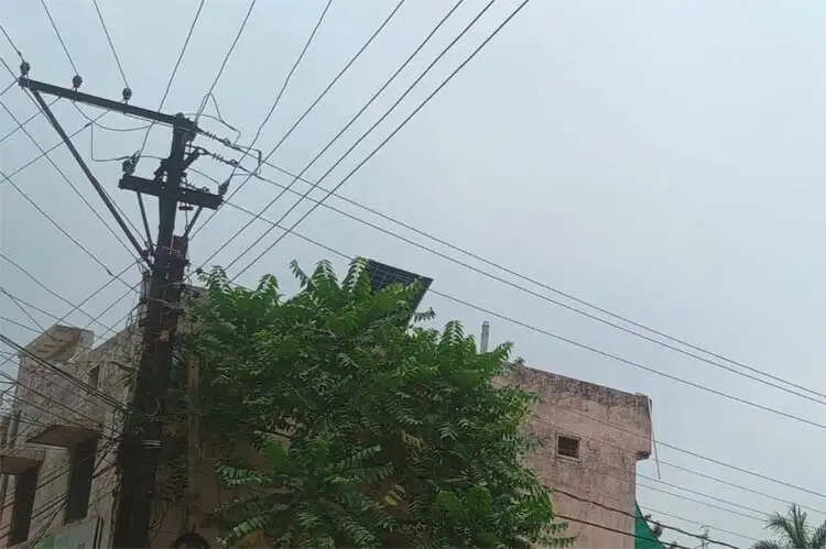 सोलर पैनल लगाने के दौरान हाईटेंशन तार की चपेट में आने से दो सोलर टेक्निशियन की मौत