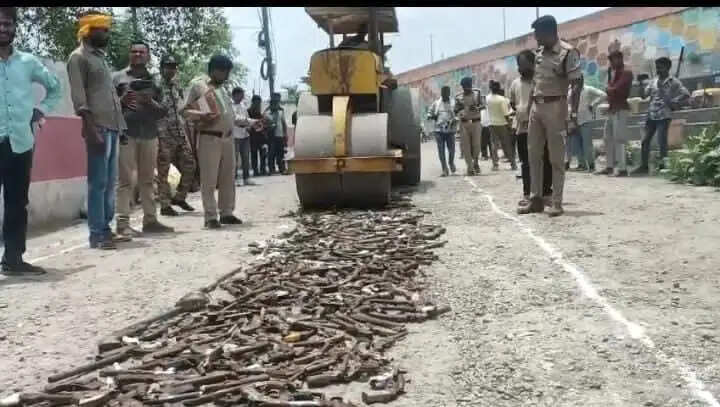 दतिया में 628 अवैध हथियारों पर पुलिस ने रोलर चलाकर किया नष्ट