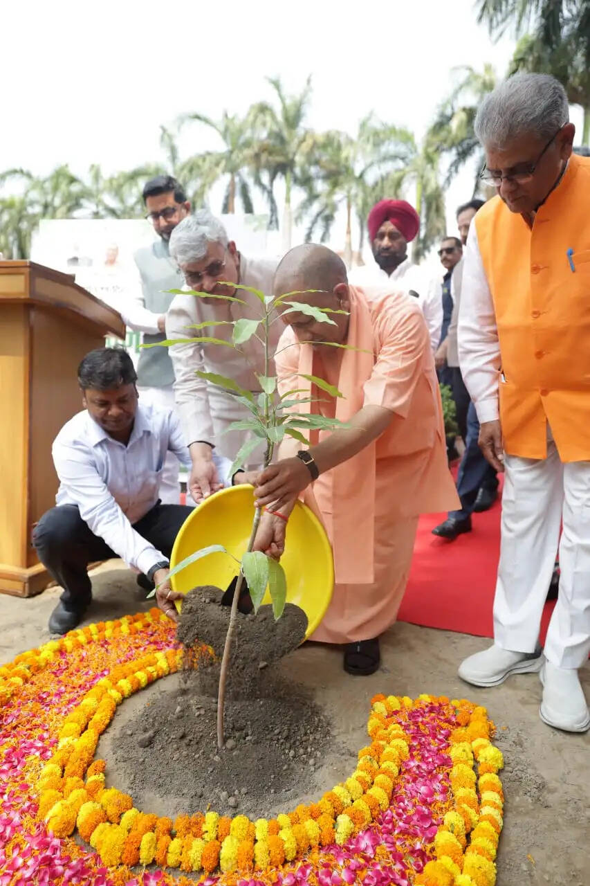पर्यावरण बचेगा तो प्रकृति बचेगी और तभी जीव सृष्टि भी बचेगी : मुख्यमंत्री याेगी