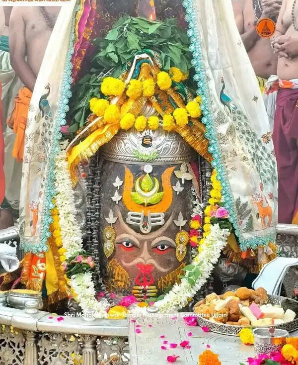 भस्म&nbsp;आरती&nbsp;में&nbsp;राजा स्वरूप में सजे महाकाल, रजत चंद्र-त्रिशूल और मुण्डमाल से हुआ शृंगार