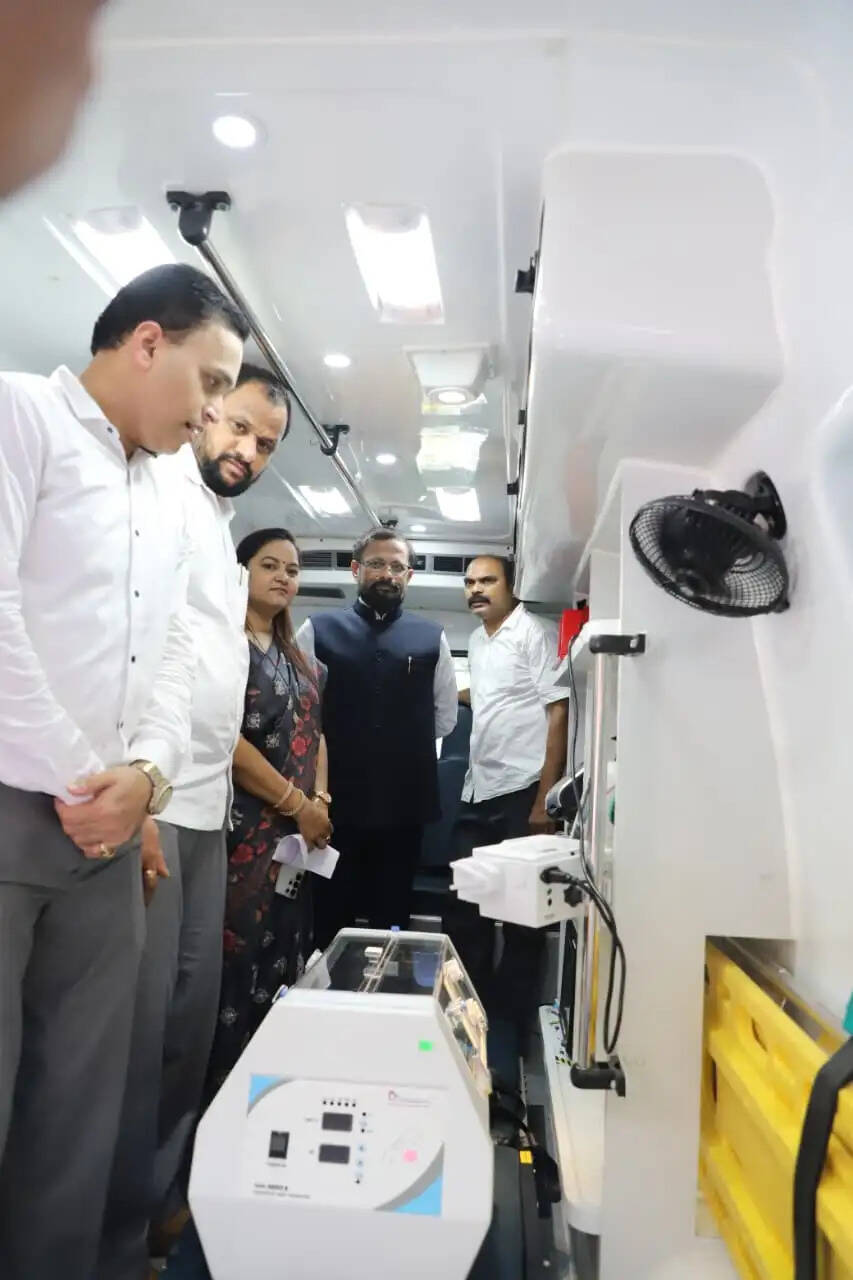 ठाणे मनपा को मिली 2 आधुनिक कार्डियक एम्बुलेंस