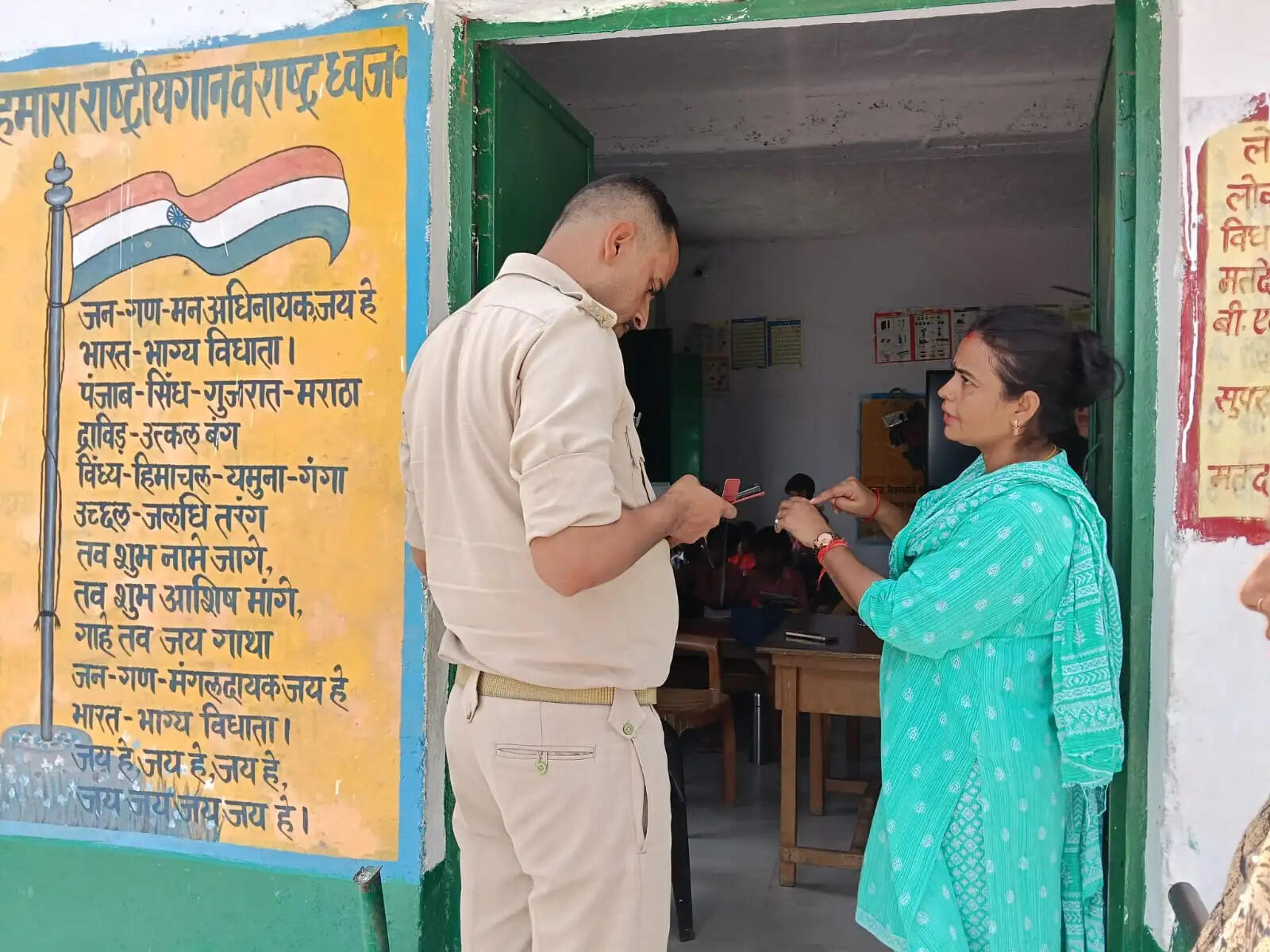 प्रधानाध्यापक के अवकाश से विद्यालय की व्यवस्था बिगड़ी, उपस्थिति को लेकर सहायक अध्यापक और शिक्षामित्र के बीच मारपीट