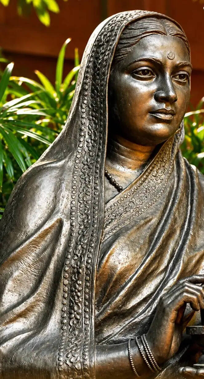 लोकसभा अध्यक्ष, गृहमंत्री व अन्य ने दी अहिल्याबाई होल्कर को श्रद्धांजलि
