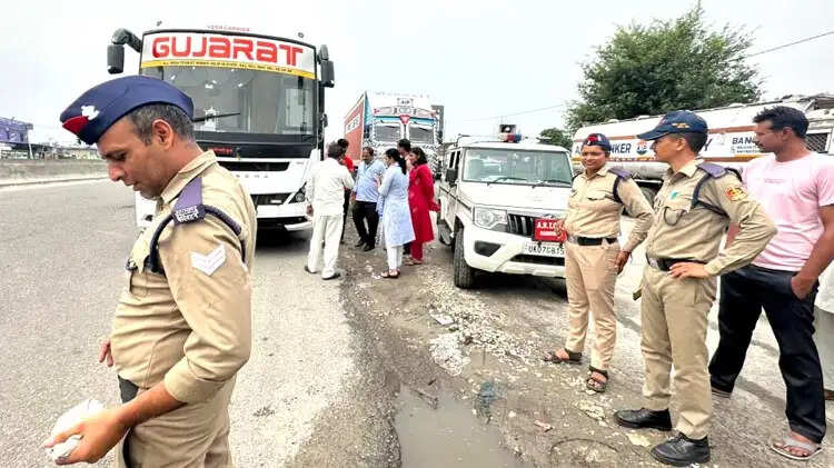 लक्जरी-स्लीपर बसों पर परिवहन विभाग की बड़ी कार्रवाई, 185 चालान, 16 वाहन सीज