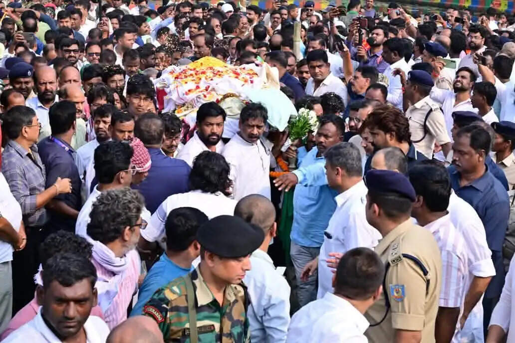 माता के पार्थिव शरीर के साथ पैतृक गांव नेमरा पहुंचे मुख्यमंत्री हेमंत सोरेन