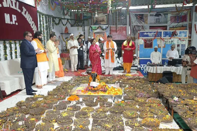 इंदौरः केन्द्रीय जेल में सवा लाख पार्थिव शिवलिंग निर्माण महायज्ञ का आयोजन