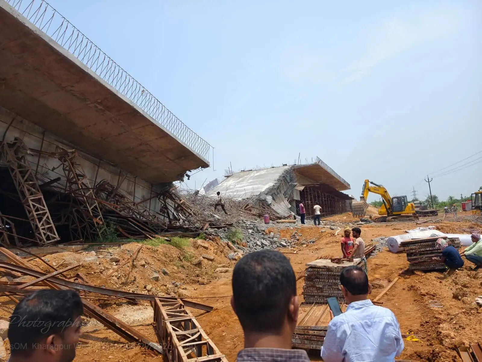 खेमाशुली में बाइपास ब्रिज का हिस्सा ढहा, बाल-बाल बचे लोग