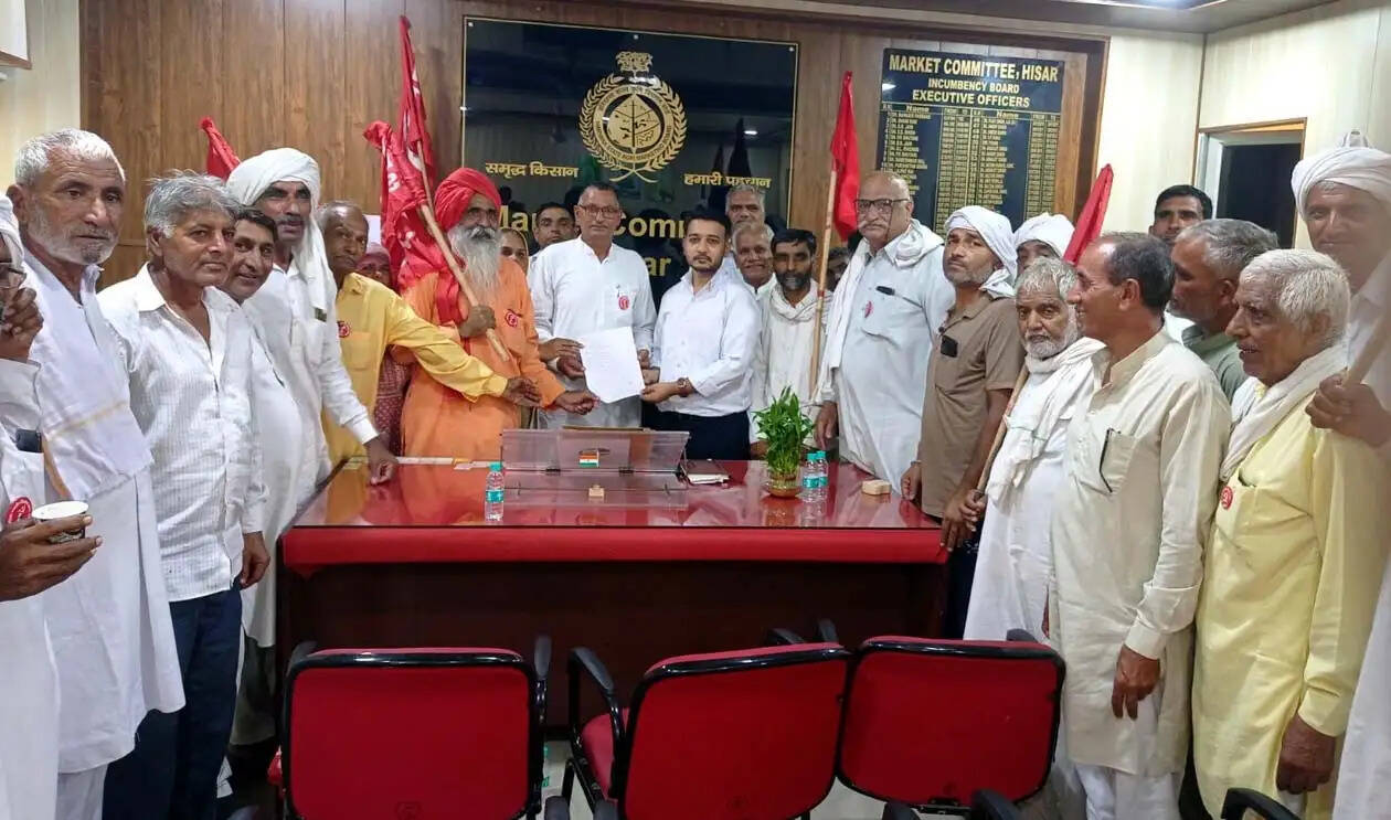 हिसार : फसलों की एमएसपी पर खरीद की मांग पर किसानों ने किया मंडी में प्रदर्शन