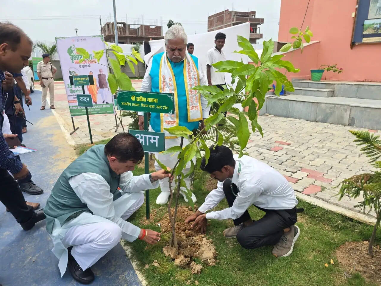 उप्र विधान सभा के अध्यक्ष सतीश महाना ने बिहार में बिपार्ड परिसर में रोपे पौधे, 'एक पेड़ माँ के नाम' अभियान काे सराहा