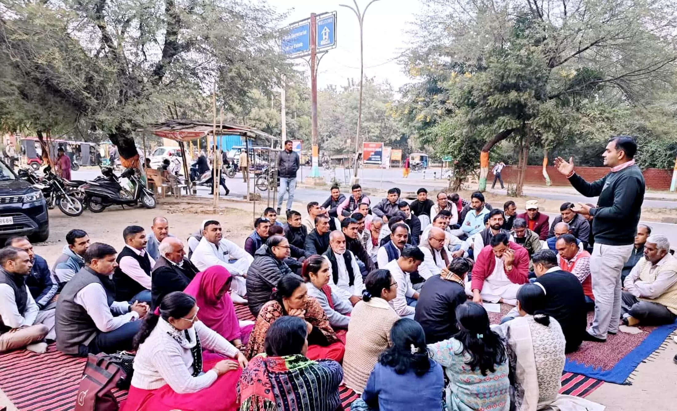 जींद : पेंशन बहाली संघर्ष समिति के प्रदेशाध्यक्ष पर दर्ज एफआईआर जला कर्मचारियों ने किया प्रदर्शन