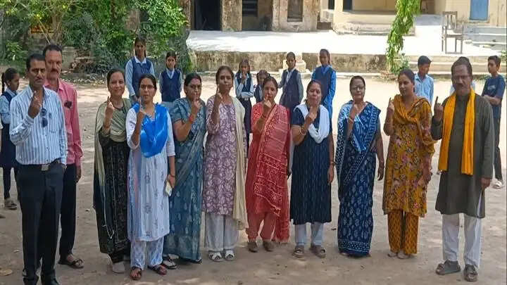 दतिया विधानसभा उपचुनावः कलेक्टर ने किया विभिन्न मतदान केन्द्रों का निरीक्षण किया