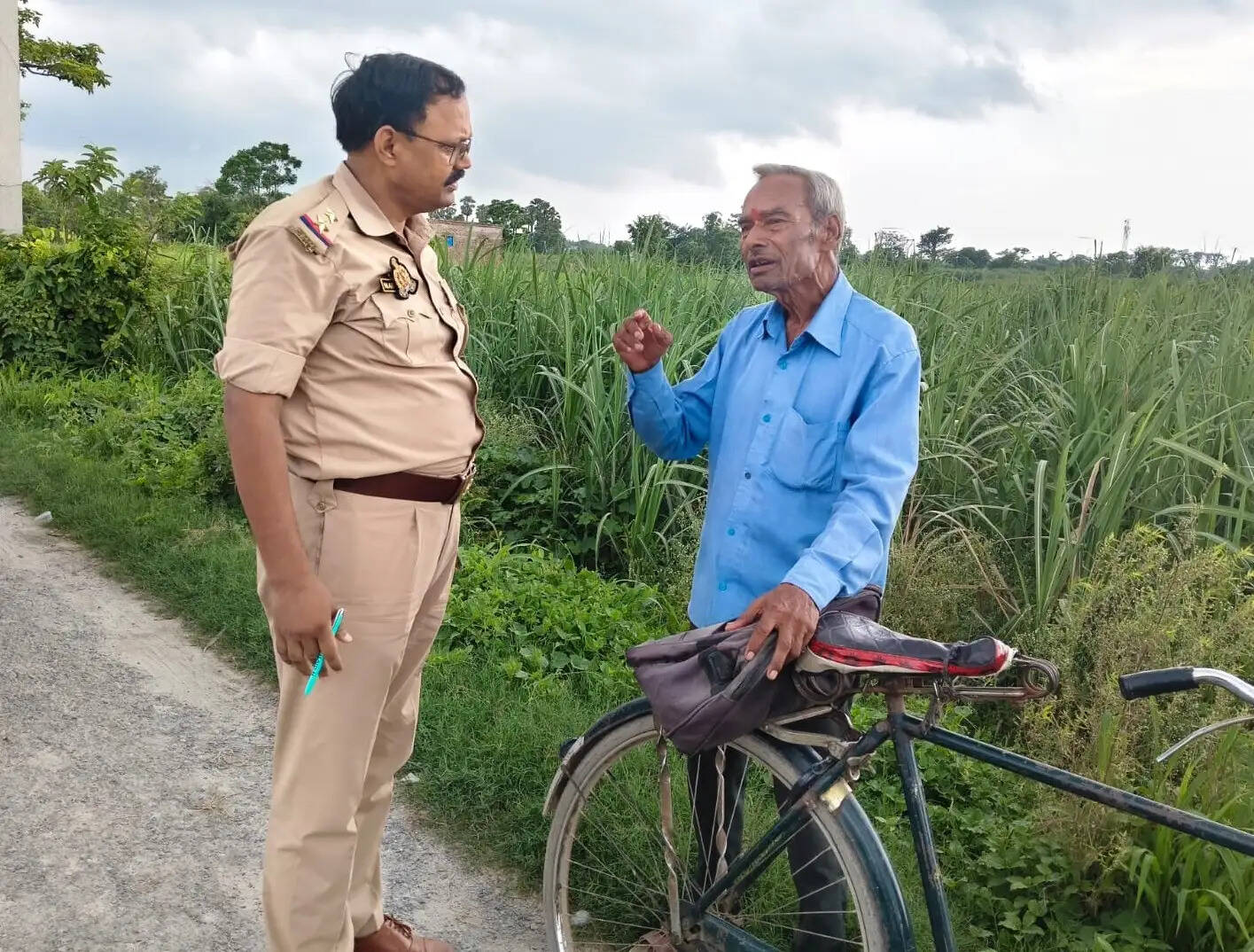 देवरिया पुलिस ने वरिष्ठ नागरिकों से किया संवाद, सुरक्षा और साइबर अपराधों के प्रति किया जागरूक