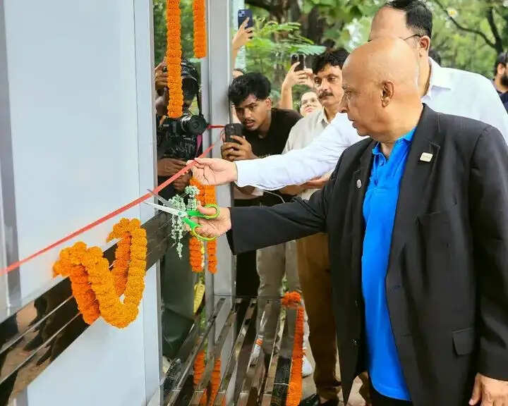 आईआईटी खड़गपुर में परिसर परिवहन को मिली नई गति, बस स्टैंड और ई-साइकिल स्टैंड शुरू