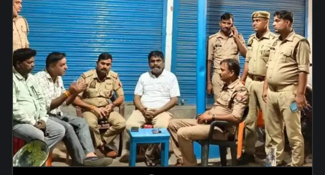 अयोध्या रवाना होने से पहले देवरिया में कांग्रेस नेताओं को किया गया हाउस अरेस्ट