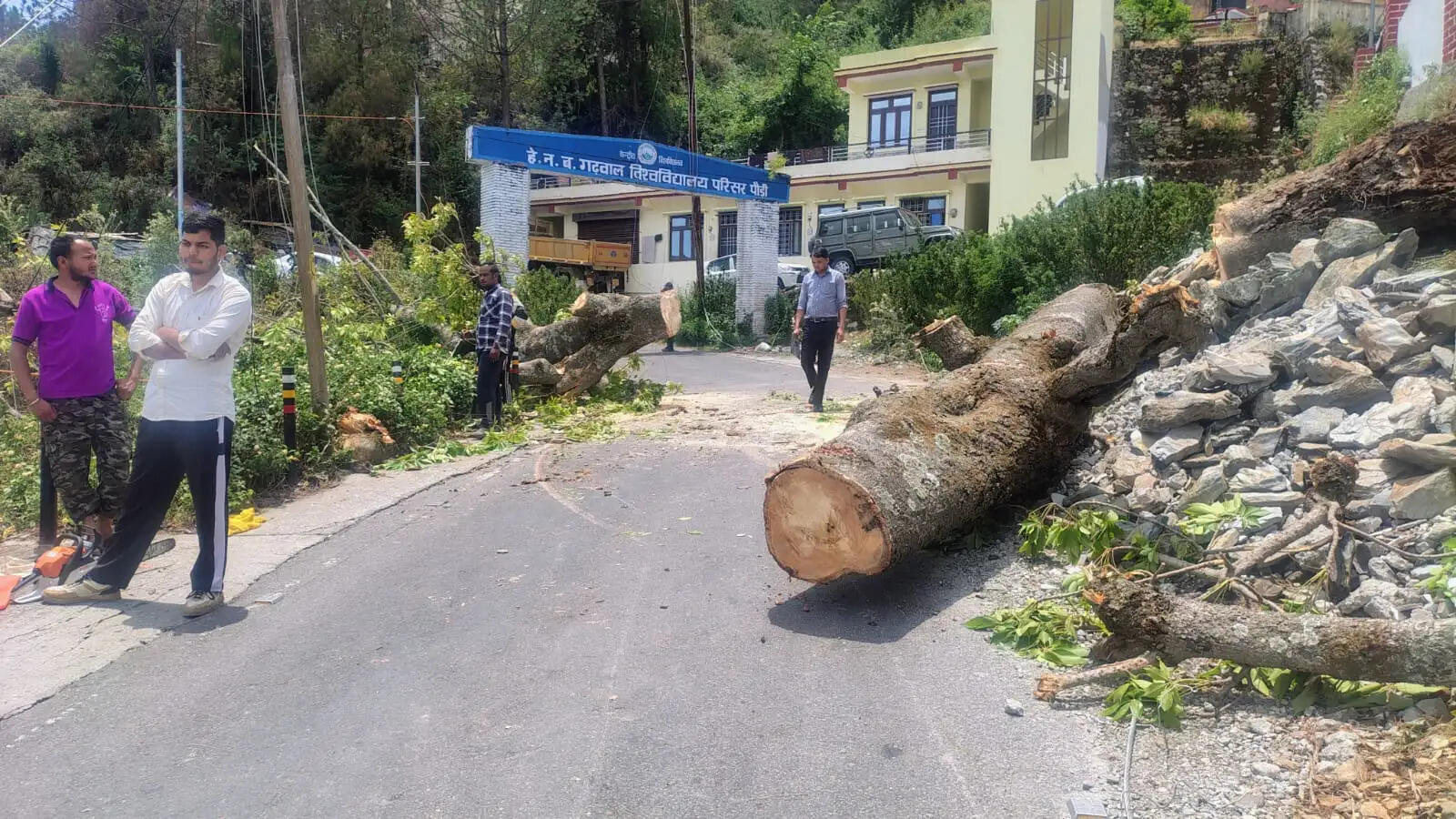 तेज हवाओं और बारिश से कई क्षेत्रों में विद्युत और सड़क व्यवस्था रही प्रभावित