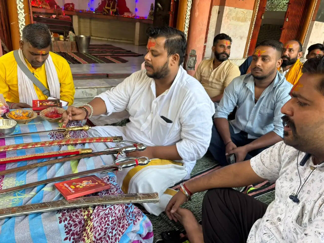 अंतरराष्ट्रीय हिंदू परिषद एवं राष्ट्रीय बजरंग दल ने शस्त्र पूजन के बाद निकाली शस्त्र रथ यात्रा