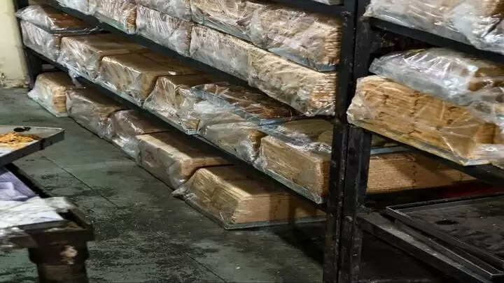 इंदौरः श्रीराम मिल्क फ़ूड एंड डेरी इंडस्ट्रीज के घी के नमूने पाए गए अमानक, 03 प्रतिष्ठानों के लाइसेंस सस्पेंड