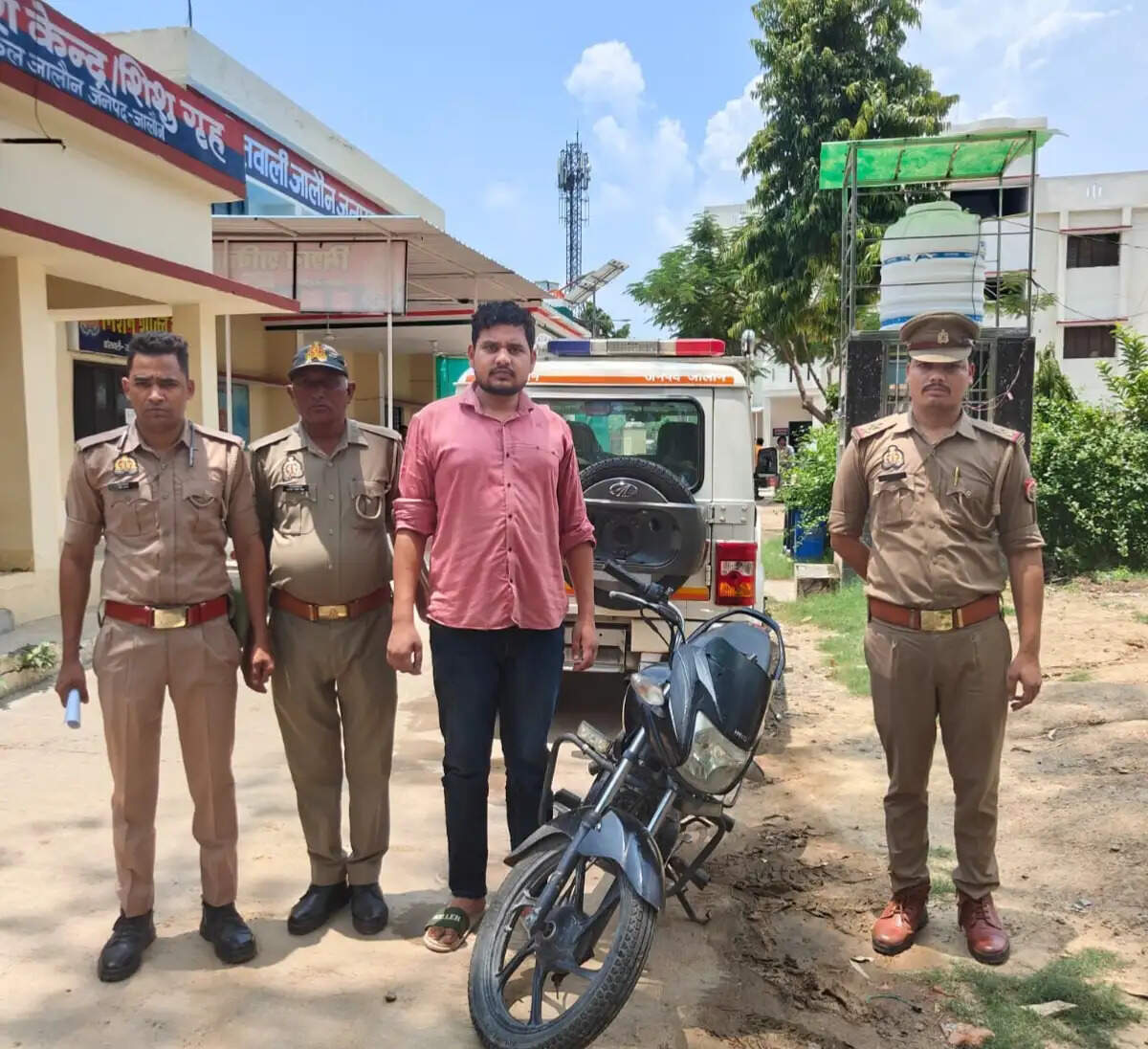 पोस्टग्रेजुएट निकला शातिर वाहन चोर, जालौन पुलिस ने बाइक सहित किया गिरफ्तार
