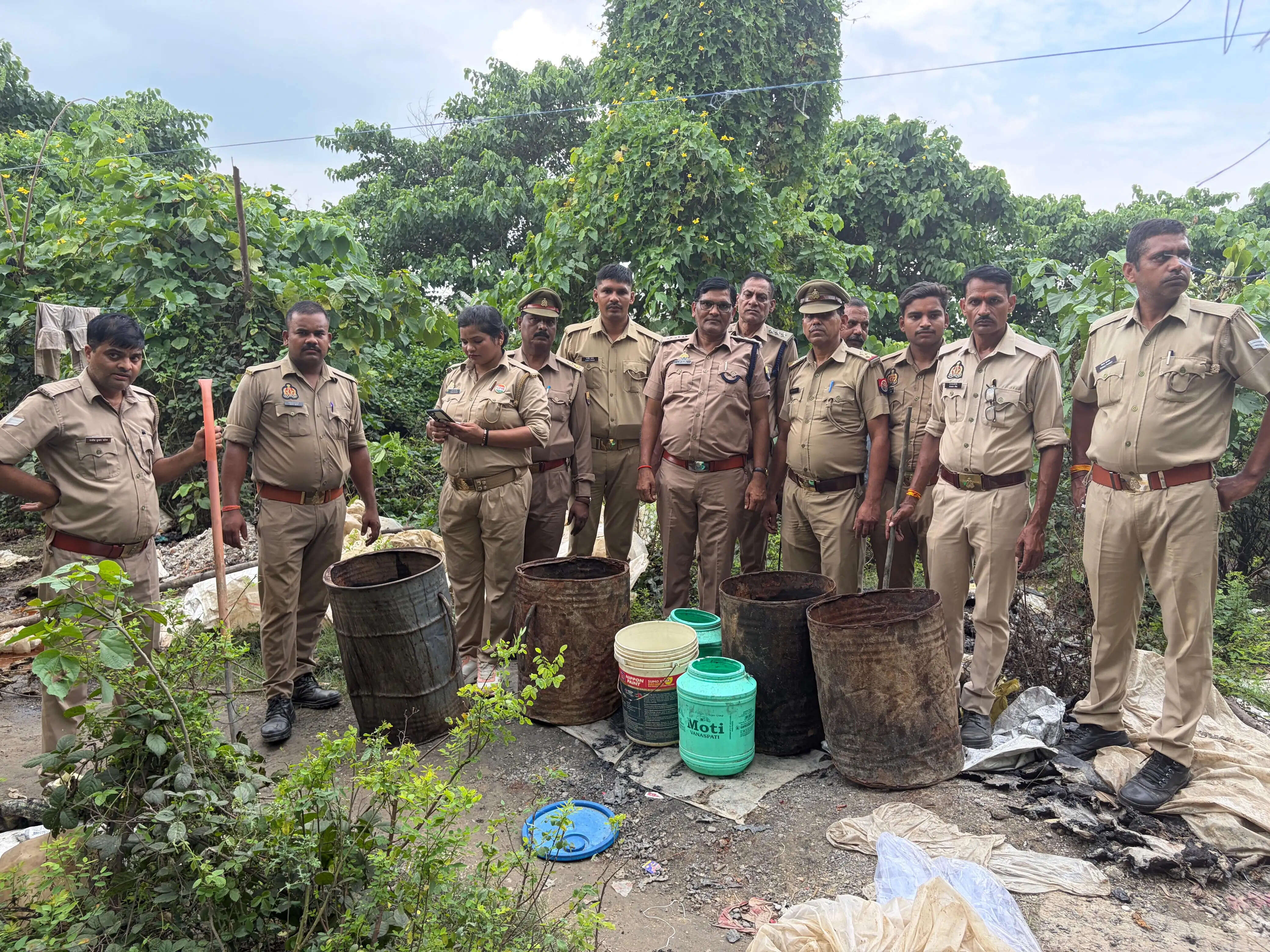गोरखपुर : राप्ती नदी किनारे छापेमारी में 25 लीटर कच्ची शराब बरामद, कई भट्ठियां भी ध्वस्त