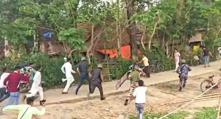 भांगड़ विधानसभा क्षेत्र के प्राणगंज इलाके के रघुनाथपुर में लाठी चार्ज