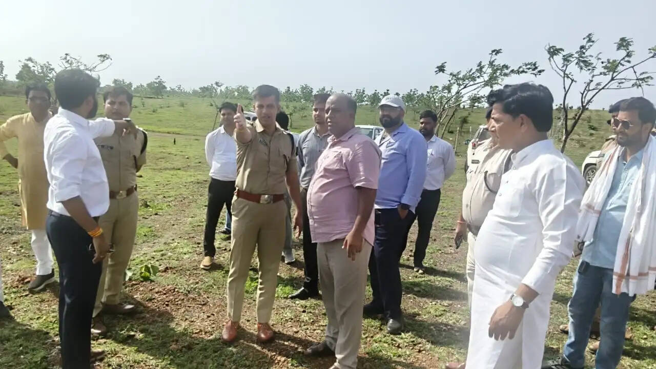 राजगढ़ः सीएम के सारंगपुर दौरे की तैयारियां तेज,कलेक्टर-एसपी ने कार्यक्रम स्थल का किया निरीक्षण