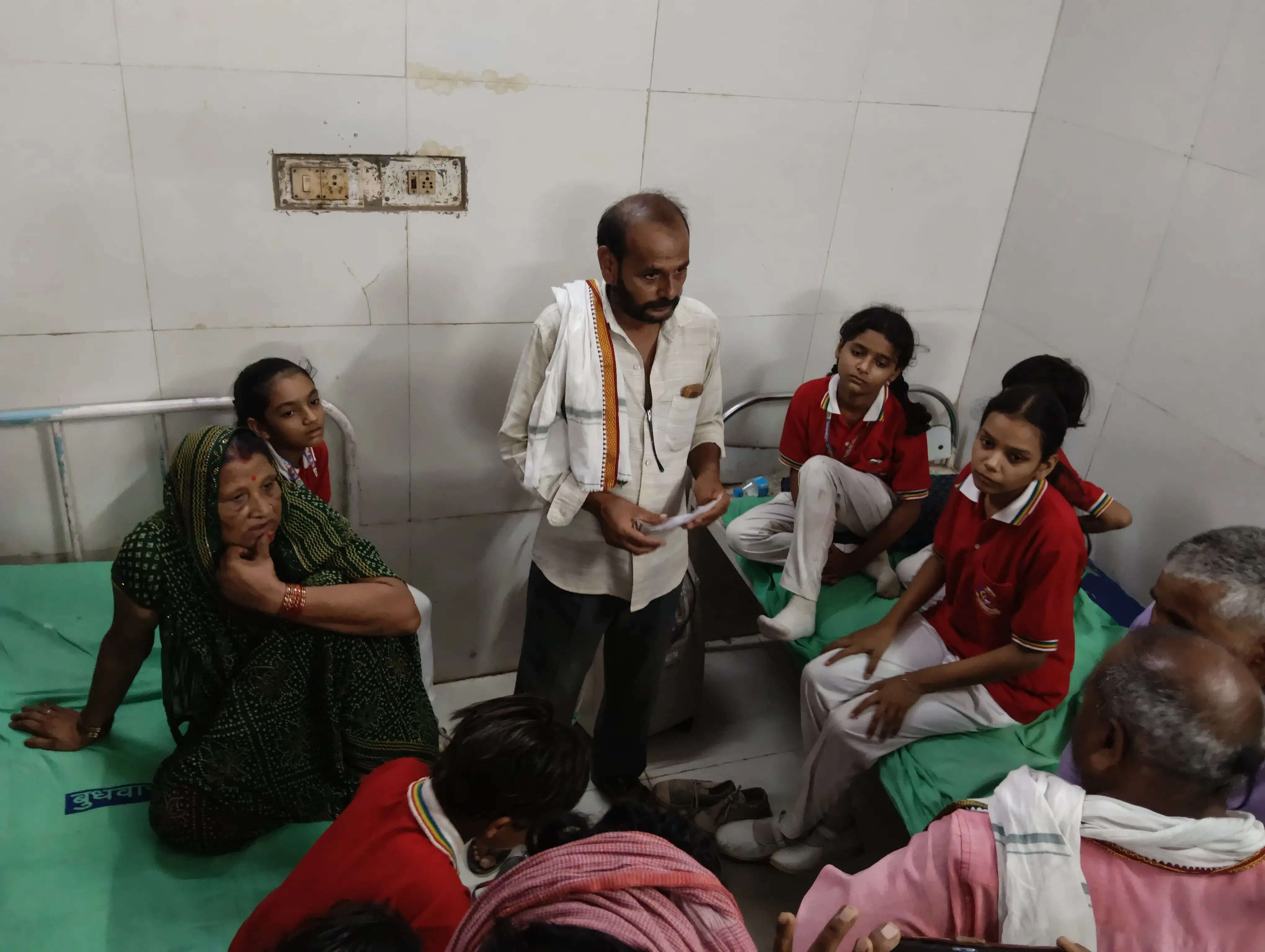 स्कूल वैन खाई में पलटी, एक दर्जन से अधिक बच्चे घायल; गंभीर रूप से घायल एक छात्र प्रयागराज रेफर, चालक की लापरवाही का आरोप