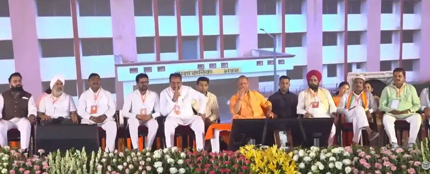 मुख्यमंत्री योगी ने अमरोहा को दी 207.49 करोड़ रुपये के विकास कार्यों की सौगात, कहा—अब भय नहीं, अब विकास हो रहा