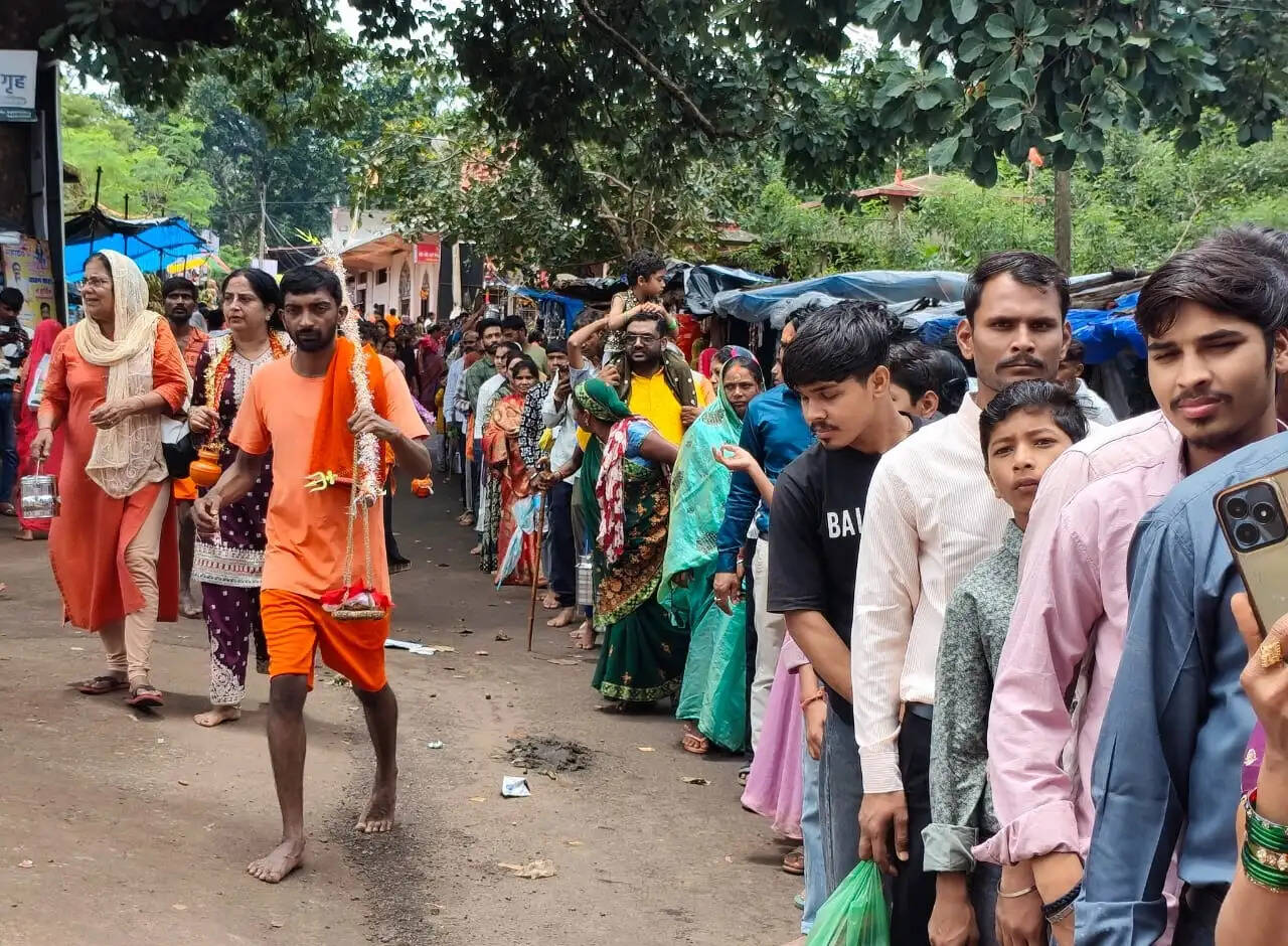 अनूपपुर: श्रावण के दूसरे सोमवार अमरकंटक में 30 हजार से अधिक शिवभक्तों ने नर्मदा दर्शन व महादेव का किया जलाभिषेक