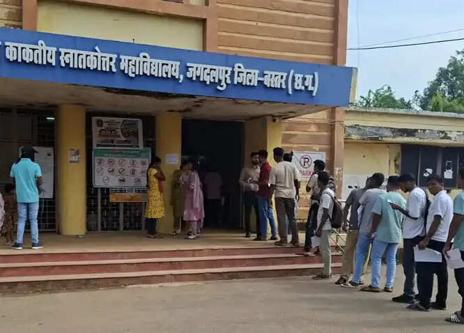 बस्तर के छह केंद्रों में हुई एसआई भर्ती परीक्षा, 1,856 अभ्यर्थियों ने दी परीक्षा, 248 अनुपस्थित रहे