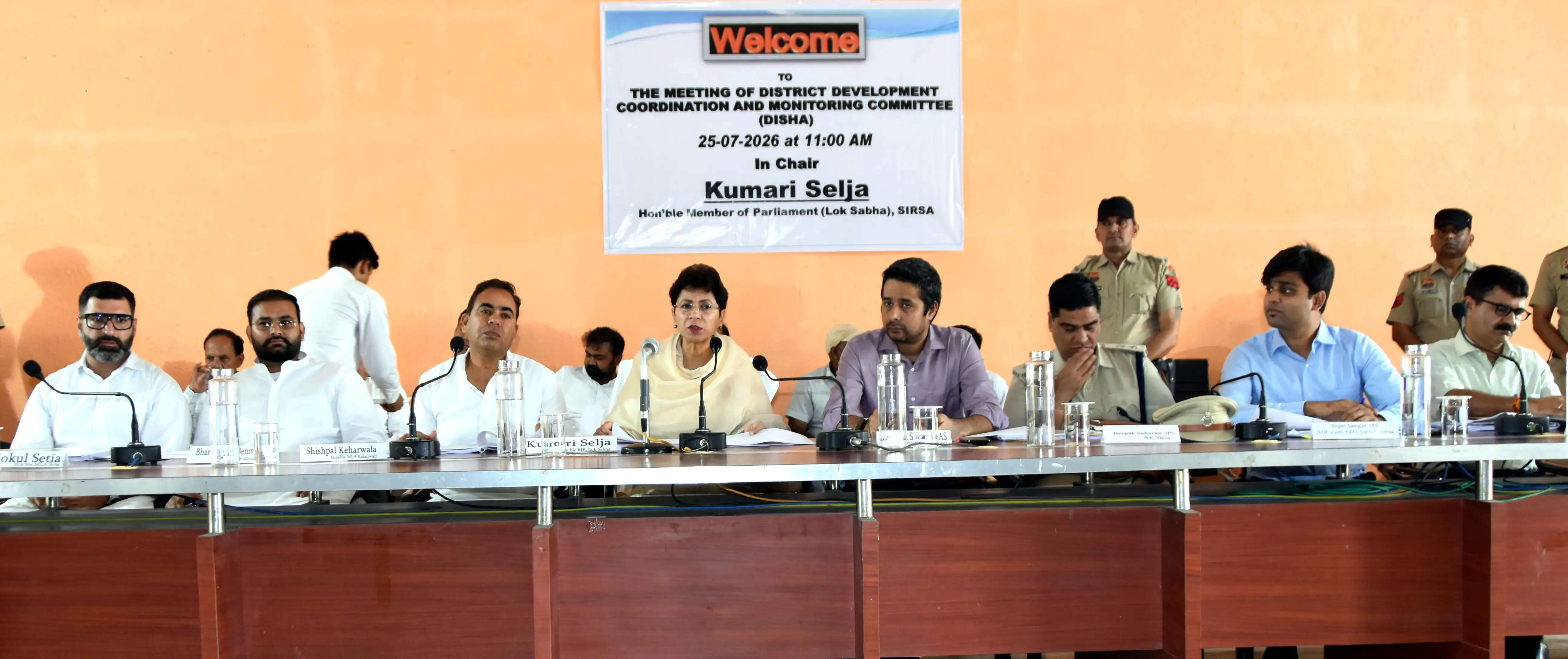 सिरसा: सांसद ने अधिकारियों को लगाई फटकार